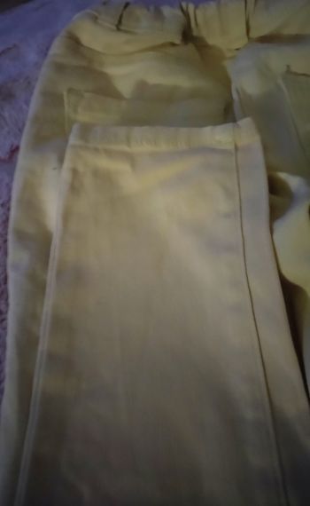 Jeans jaune clair "Kiabi" taille réglable 98% coton peu porté