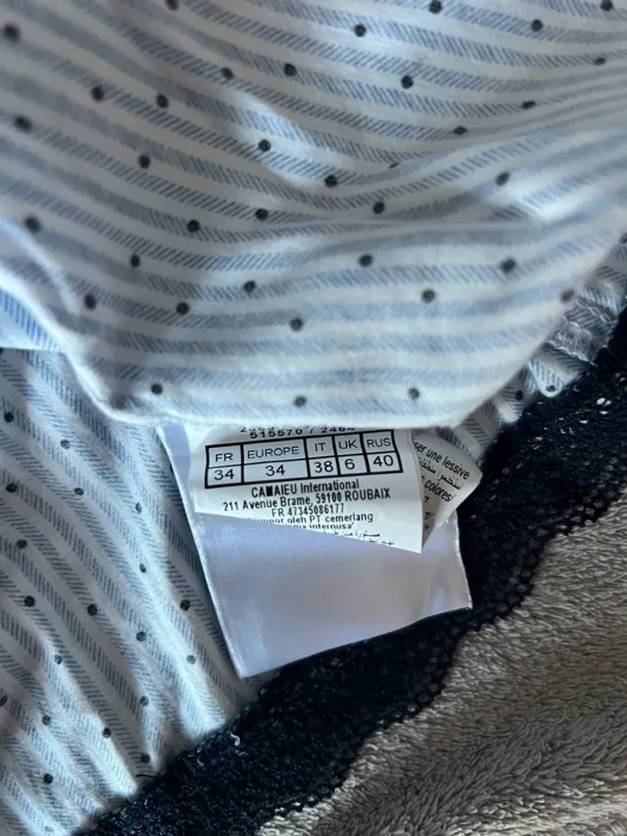 Blouse bleu mignonne à pois noir et dentelle noire en bas - photo numéro 5