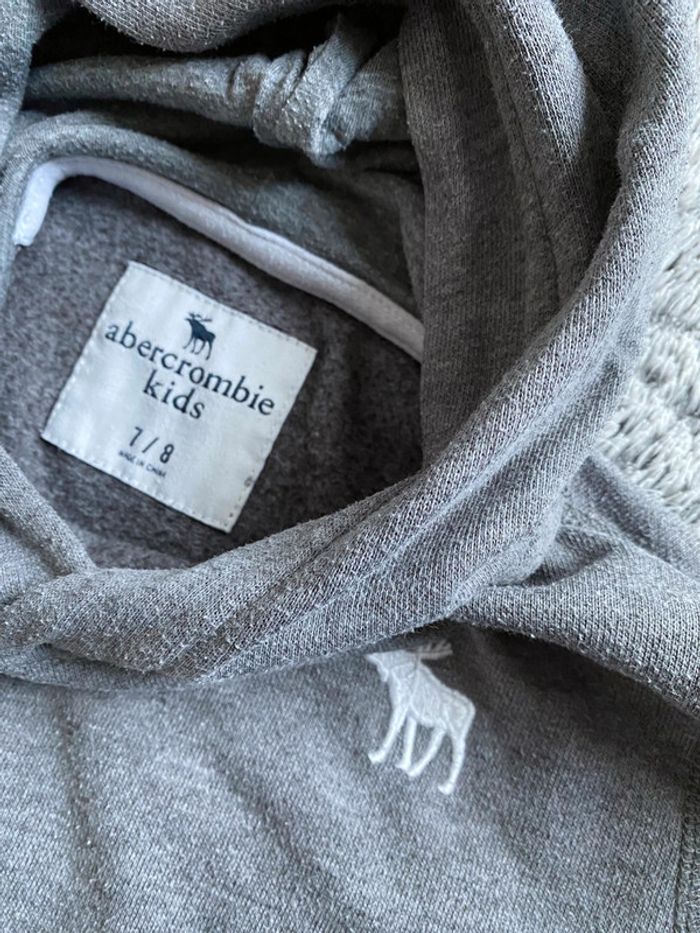 Pull gris à capuche Abercrombie & Fitch - taille 7 / 8 ans - photo numéro 3