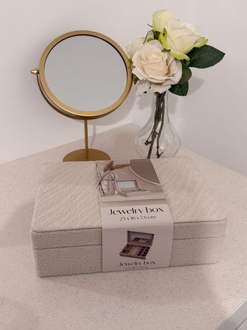 coffre a bijoux beige