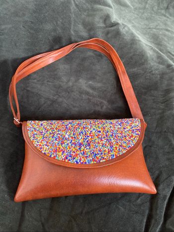 Joli sac pochette état neuf perles sur le rabat