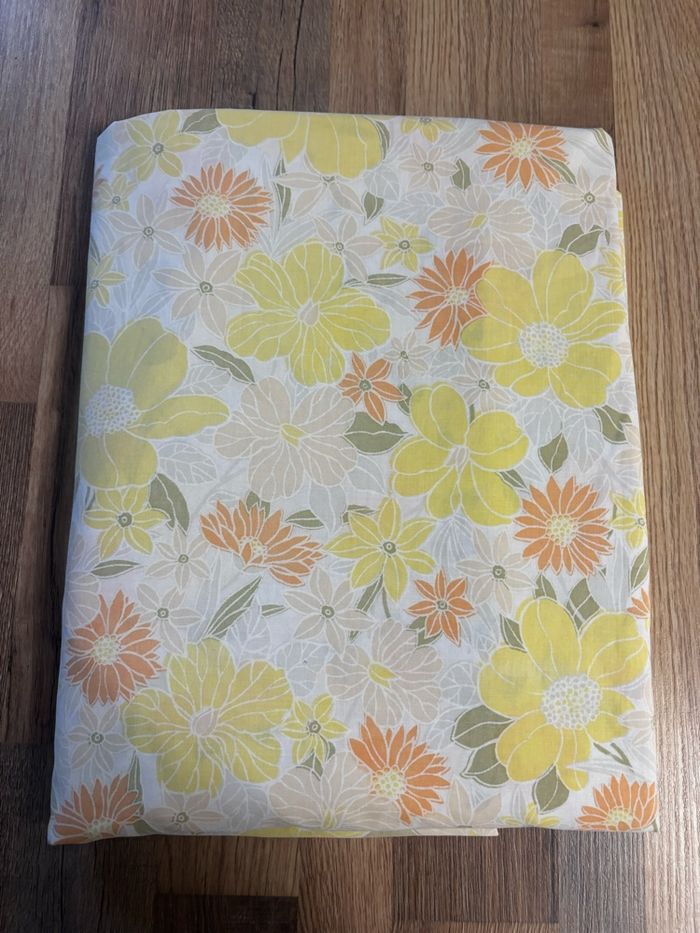 Vintage rétro drap plat coupon de tissu fleuri orange et jaune avec défauts
