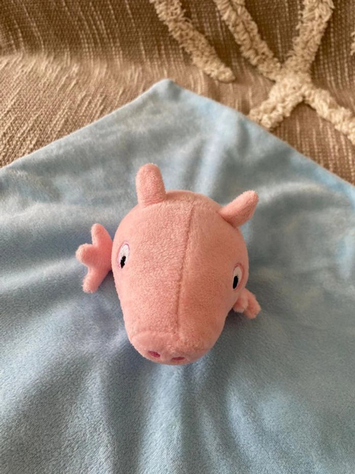 Peluche doudou plat 27cm Peppa Pig George petit frère cochon rose et bleu très bon état - photo numéro 2