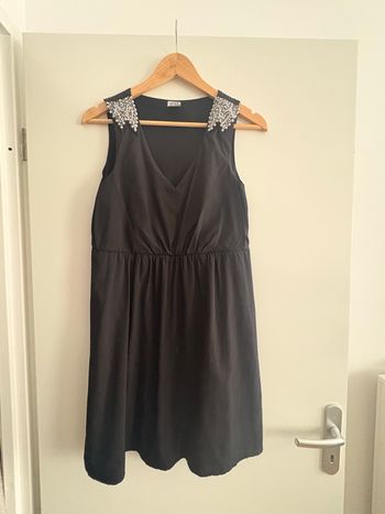 Robe noire VERO MODA – Taille M – Détails perles épaules