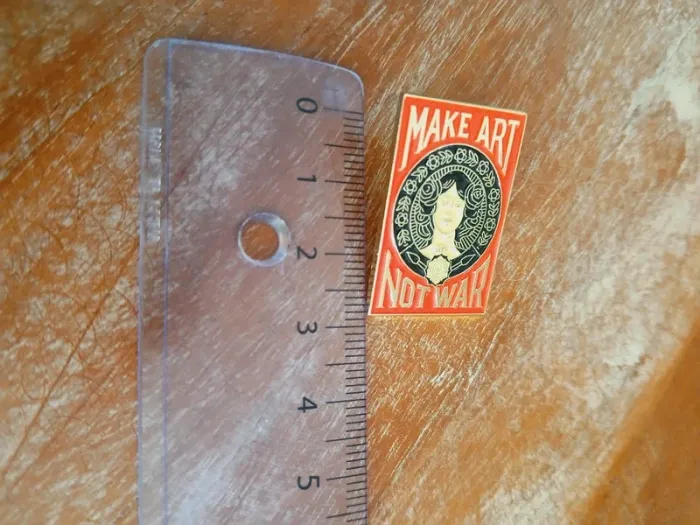Pin's Obey "Faire de l'art pas la guerre" - photo numéro 5