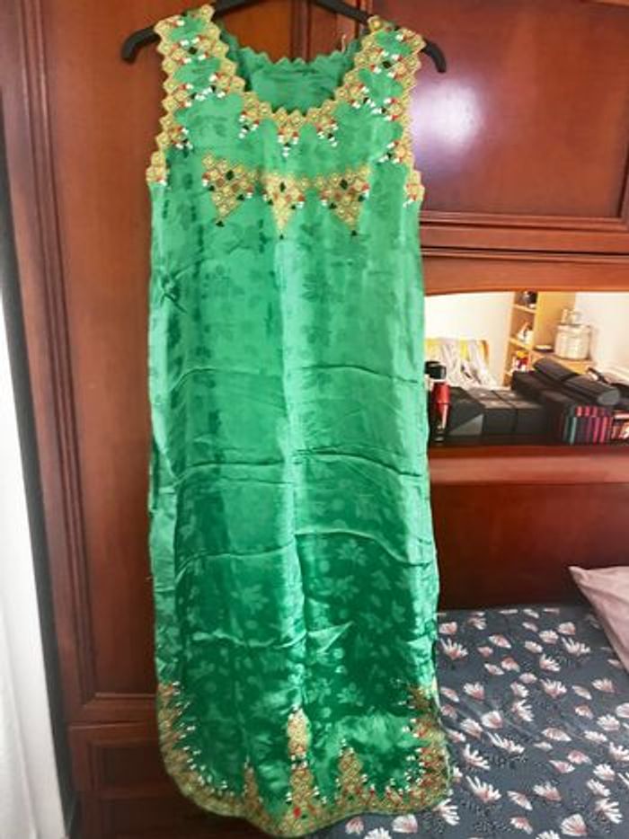 Robe kabyle brodé pour femme, tissu satiné vert