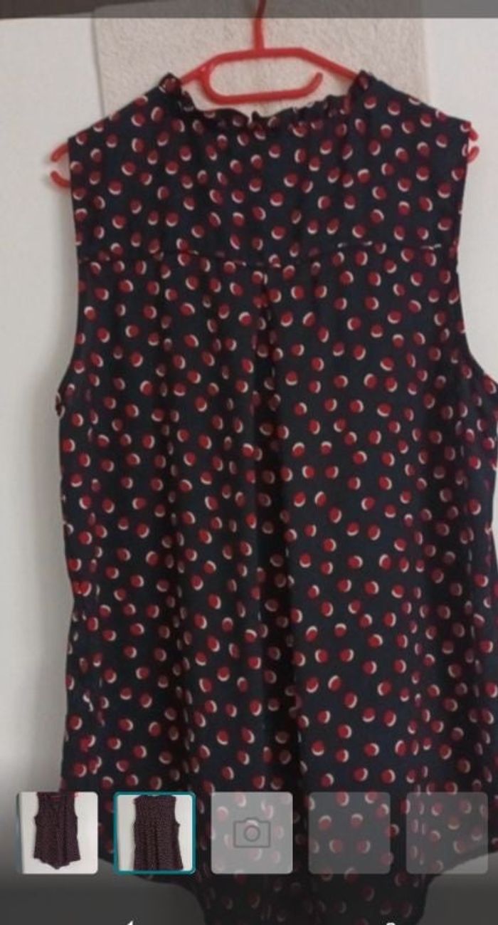 Blouse sans manches sur fond bleu marine