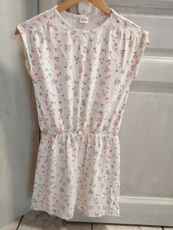Robe tape à l' oeil