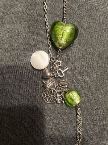 Collier. Sautoir. Cœur vert. 50 cm.