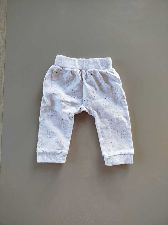 👶 Pantalon gris clair motif lapin – Taille 6 mois (Sucre d’Orge)