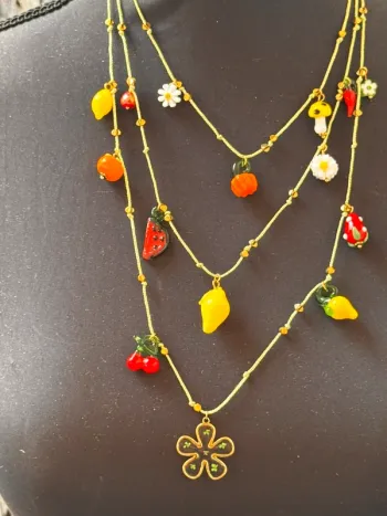 Collier 3 rangs  fruits fleurs légumes piment perles verres trèfle cordon acier inoxydable or