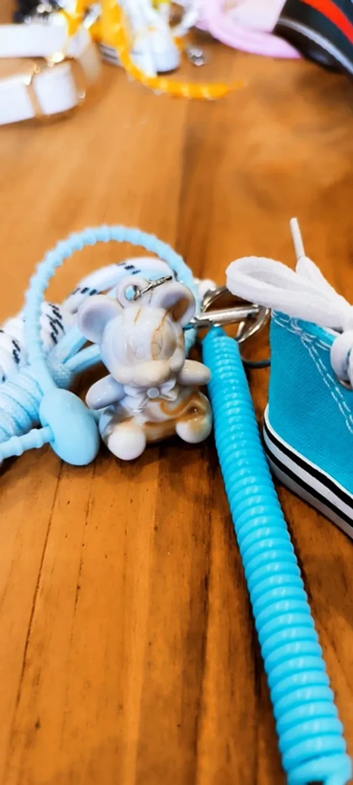 Porte clé gri-gri de sac Mickey converse bleu - photo numéro 2