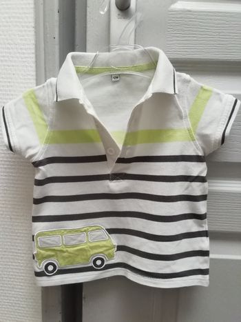 Vends polo garçon blanc rayé gris et vert avec motif sur le devant