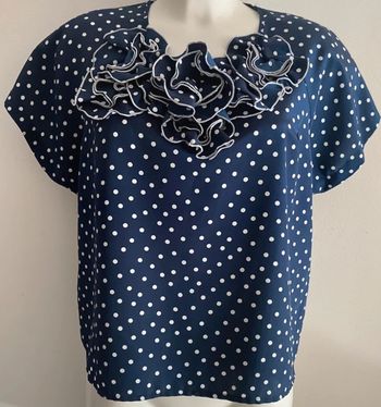 Joli haut à pois et froufrous