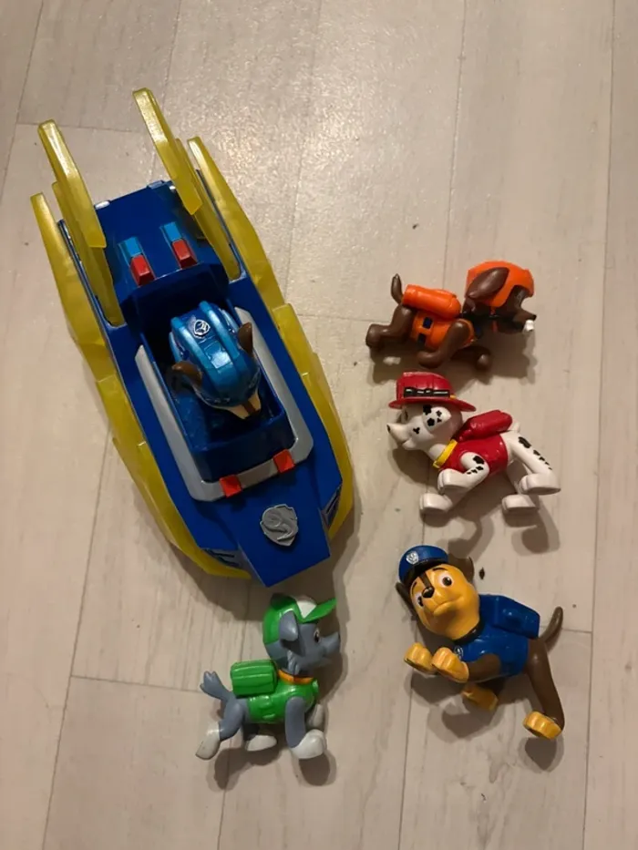 Lot pat patrouille comprenant 5 figurines et 1 véhicule, l’oreille de Chase est cassé