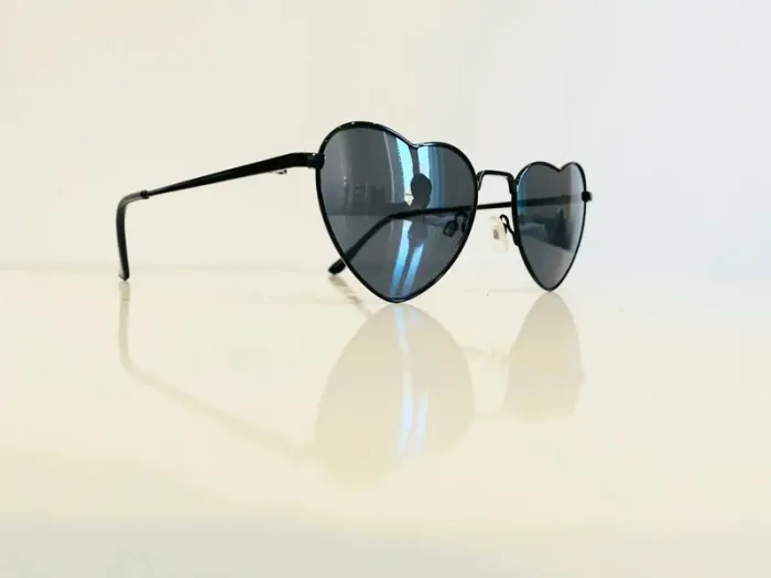 Lunette de soleil femme cœur noire UV protection catégorie 3 - photo numéro 3