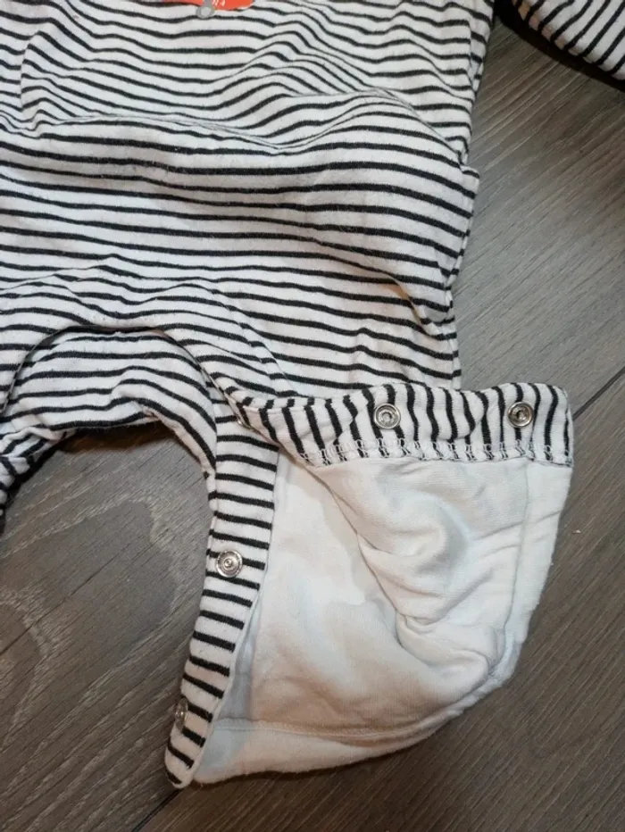 Combinaison pyjama doublé chaud rayé noir et blanche sans pied pirate orchestra 3 mois très bon état - photo numéro 3
