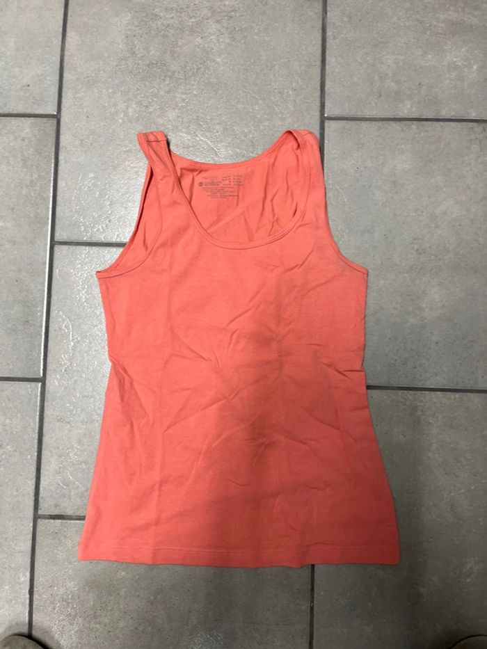 Lot t shirt et débardeurs et corsaire - photo numéro 3