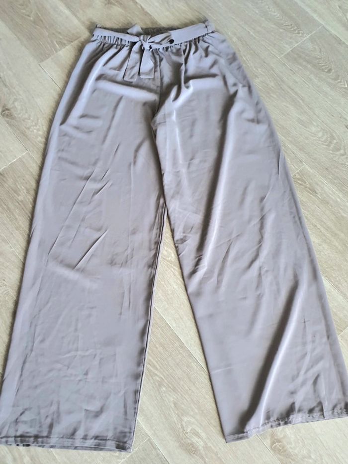 Pontalon palazzo ceinturé couleur taupe