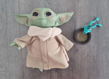 Figurine grogu sonore et accessoires