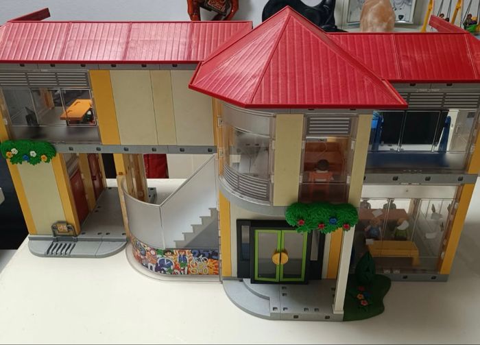 🎒 Grande École Playmobil – Complète + Figurines – 120 € ( négociable) 🎒 - photo numéro 2