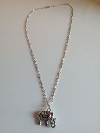 🌸Collier argenté avec pendentif éléphant 🌸