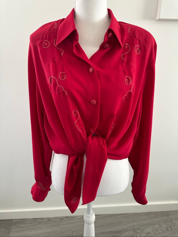 Chemisier brodé rouge framboise et doré Vintage T50 5XL