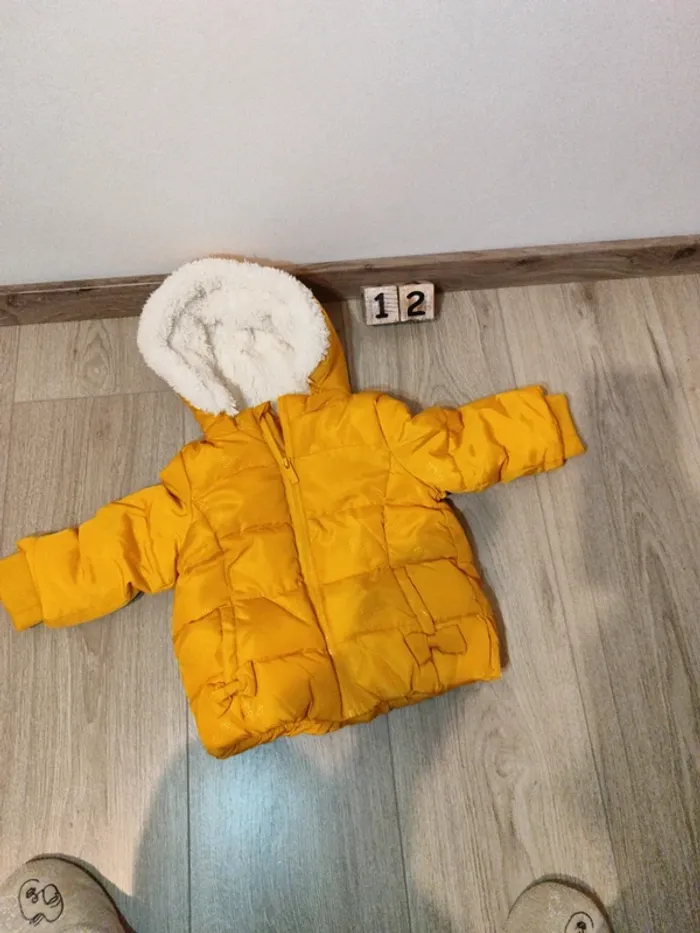 Blouson d'hiver jaune moutarde. 12 mois.