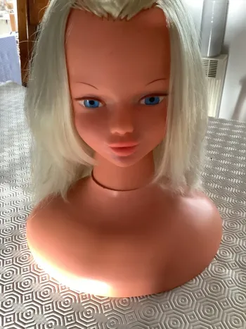 Tête à coiffer des années 80