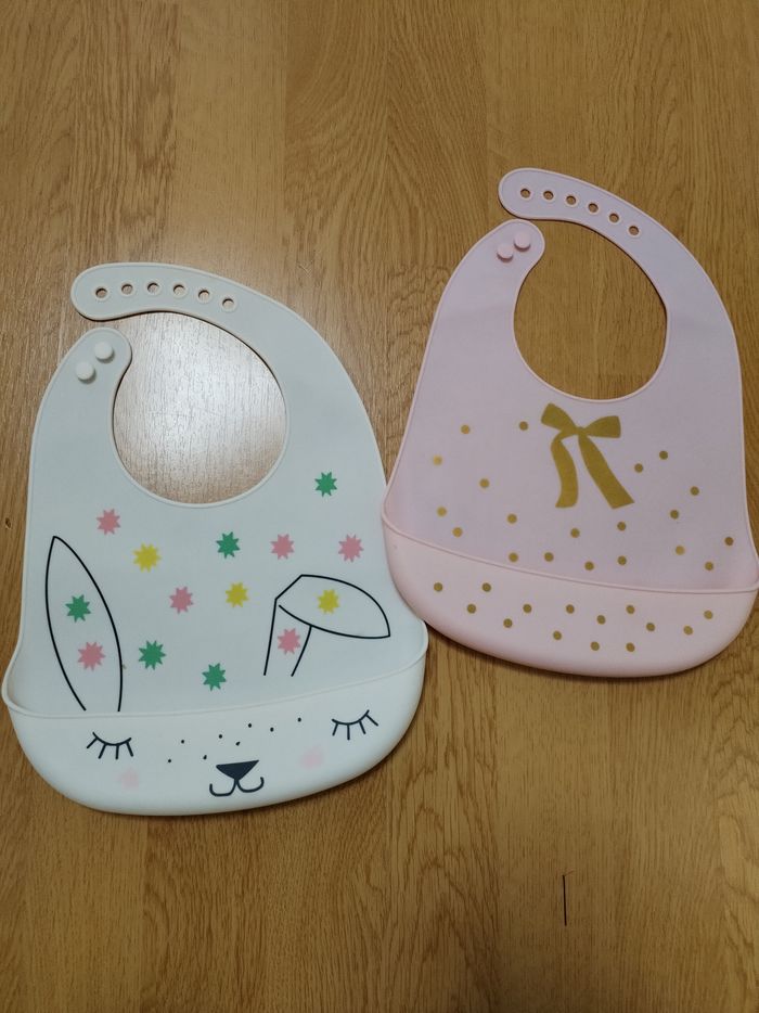 Bavoirs plastiques réglables