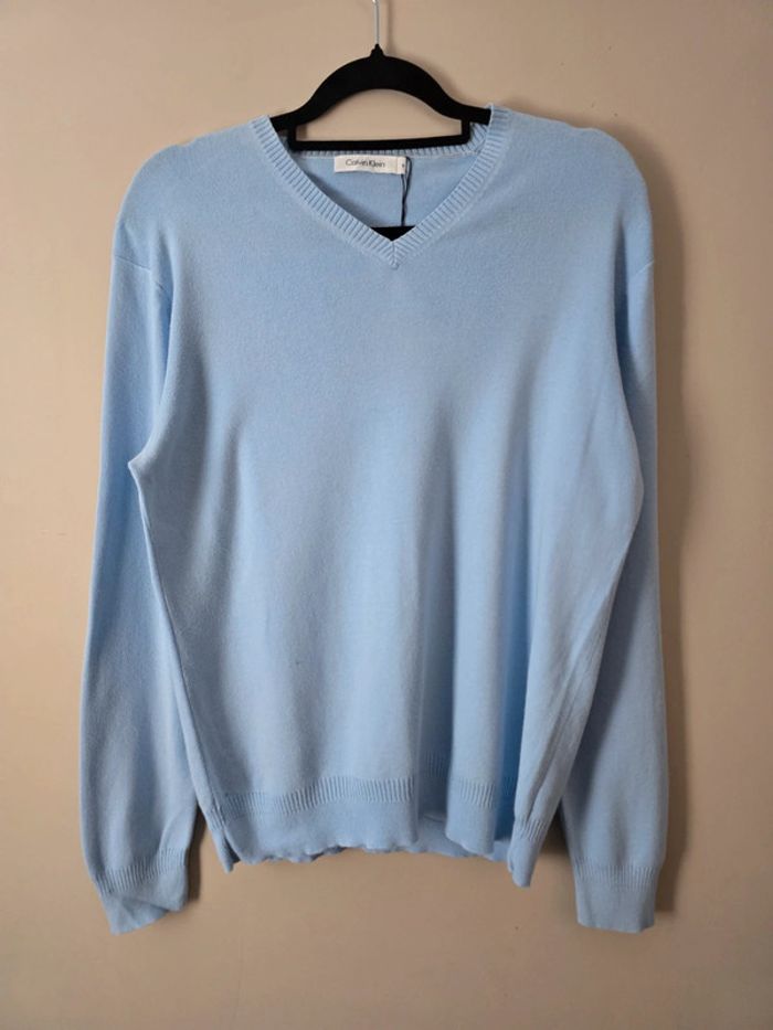 Pull sweat Calvin Klein col V bleu ciel coton taille S – Basique chic et confortable