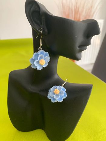 Boucles d’oreilles fleur bleue en résine