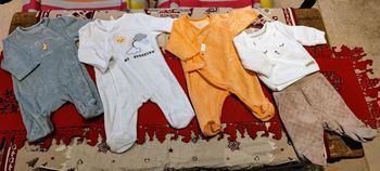 Lot de grenouillères 🧸 en velours🌲 idéal pour l'hiver ❄️ avec bel ensemble 👶