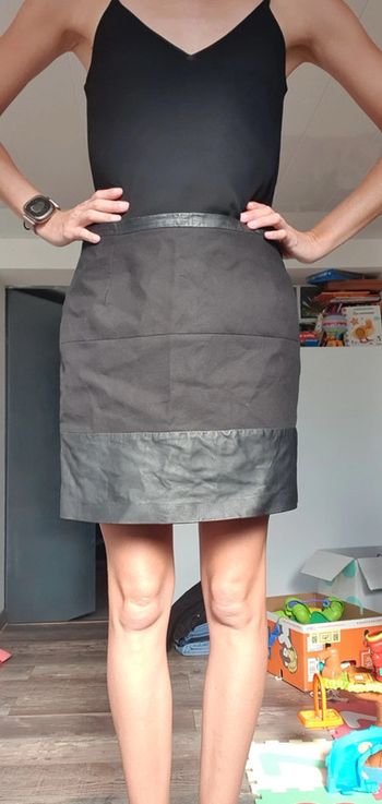 Très belle jupe sandro  taille 38 en très bon état