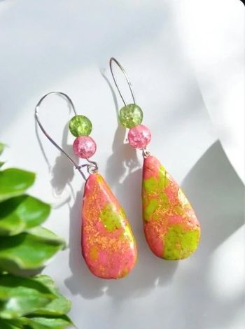 Boucles d'oreilles pendante rose et verte