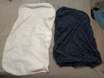 Un drap housse et une alèse 70x140 lit bébé 