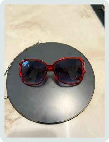 Lunette de soleil rouge