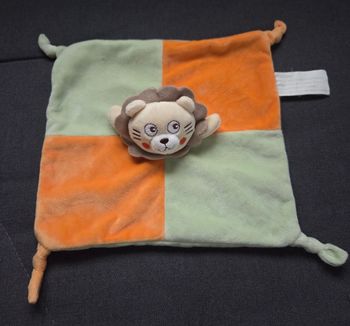 Doudou Lion carré plat vert et orange- Kimbaloo 