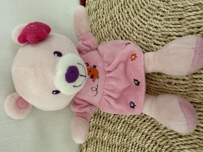 DOUDOU PELUCHE POMMETTE OURS ROBE ROSE VIOLET OISEAU FLEUR - photo numéro 2