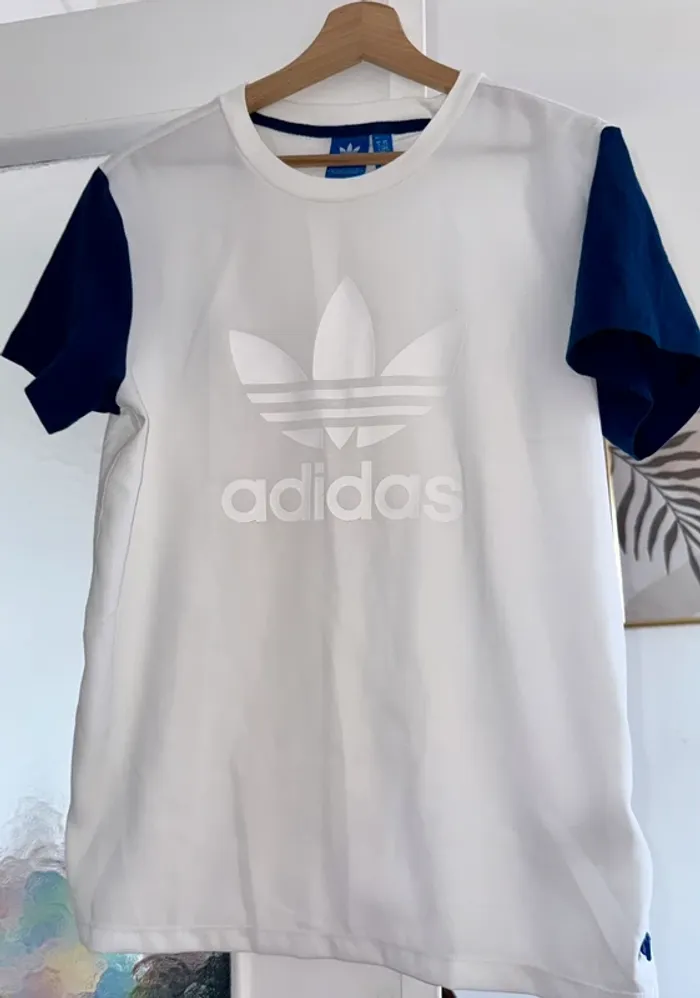 Adidas t shirt blanc et bleu