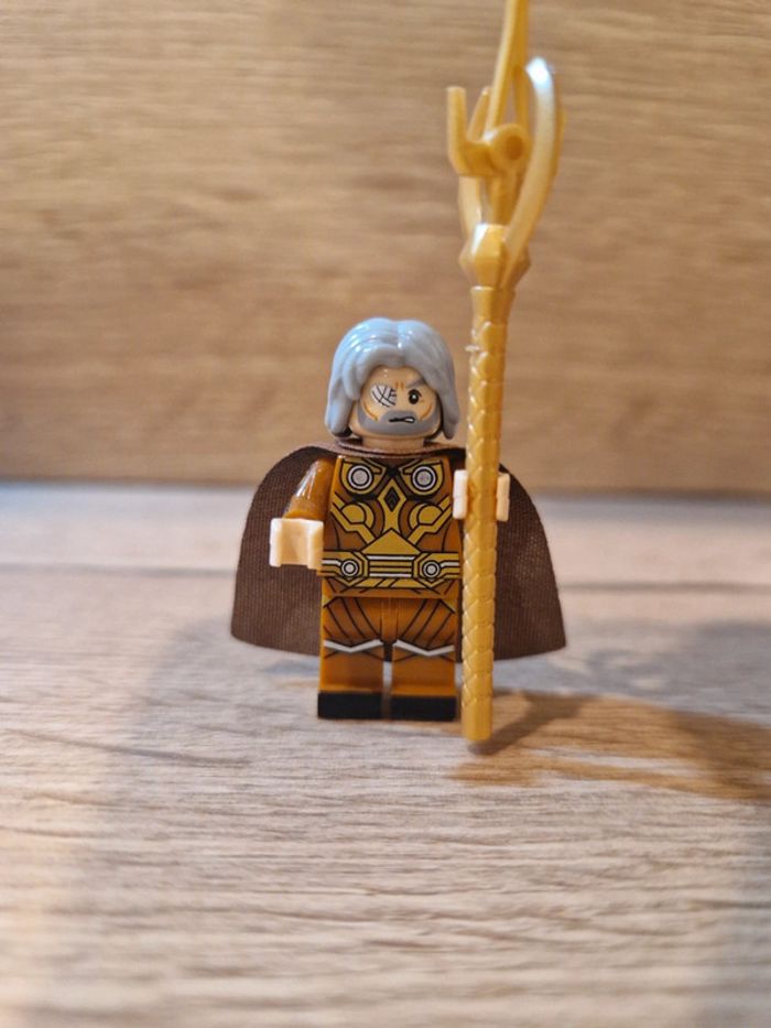 Figurine type lego Odin Thor Marvel