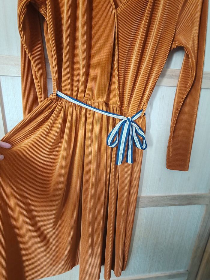 Jolie robe manches longues ocre taille 36 plissée - photo numéro 4