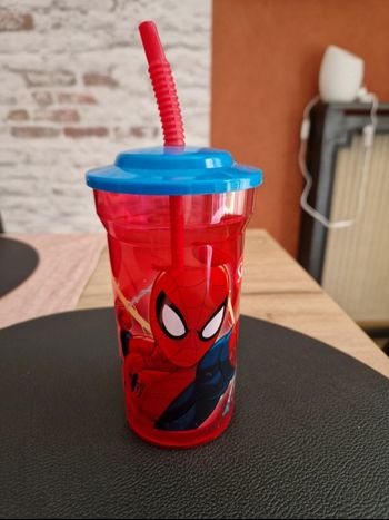 Gobelet imprimé Spider-Man avec paille