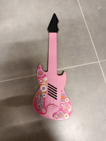 Guitare rose 