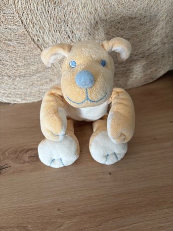 Doudou chien beige blanc collier bleu jollybaby