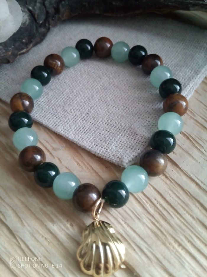 Bracelet en pierres avec coquillage doré - photo numéro 2