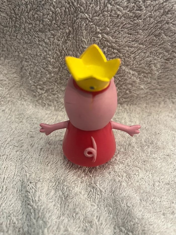 Figurine Peppa Pig avec une couronne - photo numéro 3