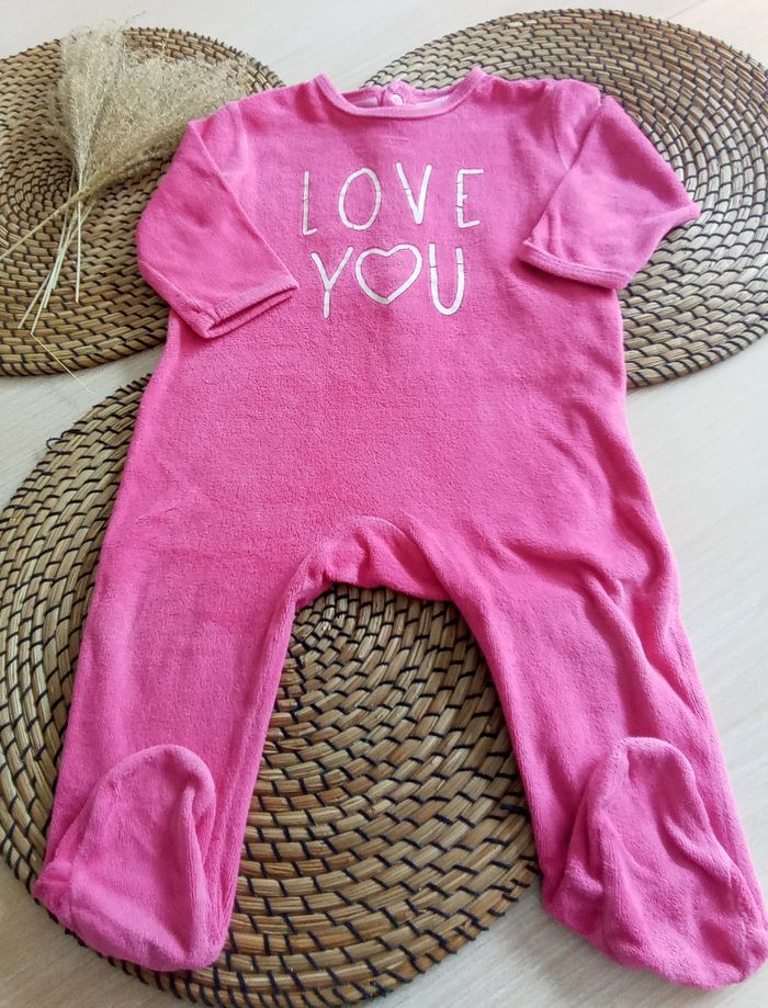 Babygro rose fushia en velours Kiabi taille 12 mois
