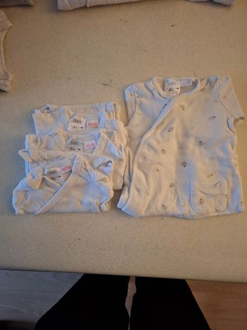 Bodys ZARA et 1 grenouillère ZARA