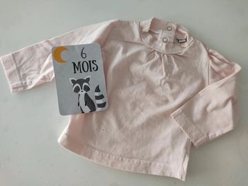 Tee shirt manches longues taille 6 mois.